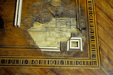 Commode detail marqueterie