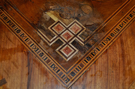 Commode detail marqueterie