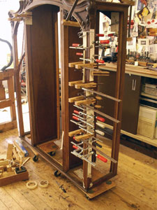 vitrinekast tijdens restauratie