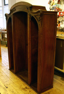 vitrinekast tijdens restauratie