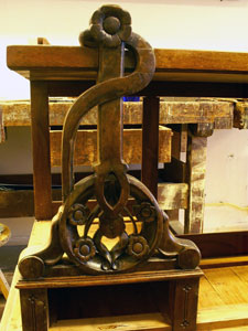 vitrinekast tijdens restauratie