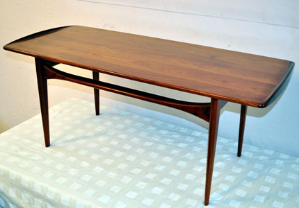 Teakhouten salontafel na restauratie